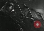 Standbild japanische Kampfflugzeuge angreifen US-Kriegsschiffe im Zweiten Weltkrieg Pacific Theater, 1944, aus Sekunde 18 historischem Filmmaterial Videoclip 65675027687