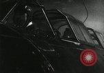 Standbild japanische Kampfflugzeuge angreifen US-Kriegsschiffe im Zweiten Weltkrieg Pacific Theater, 1944, aus Sekunde 19 historischem Filmmaterial Videoclip 65675027687