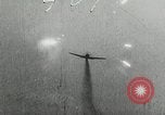 Standbild japanische Kampfflugzeuge angreifen US-Kriegsschiffe im Zweiten Weltkrieg Pacific Theater, 1944, aus Sekunde 20 historischem Filmmaterial Videoclip 65675027687