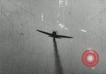 Standbild japanische Kampfflugzeuge angreifen US-Kriegsschiffe im Zweiten Weltkrieg Pacific Theater, 1944, aus Sekunde 21 historischem Filmmaterial Videoclip 65675027687