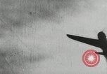 Standbild japanische Kampfflugzeuge angreifen US-Kriegsschiffe im Zweiten Weltkrieg Pacific Theater, 1944, aus Sekunde 22 historischem Filmmaterial Videoclip 65675027687