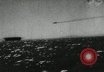Standbild japanische Kampfflugzeuge angreifen US-Kriegsschiffe im Zweiten Weltkrieg Pacific Theater, 1944, aus Sekunde 23 historischem Filmmaterial Videoclip 65675027687