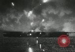 Standbild japanische Kampfflugzeuge angreifen US-Kriegsschiffe im Zweiten Weltkrieg Pacific Theater, 1944, aus Sekunde 24 historischem Filmmaterial Videoclip 65675027687