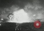 Standbild japanische Kampfflugzeuge angreifen US-Kriegsschiffe im Zweiten Weltkrieg Pacific Theater, 1944, aus Sekunde 25 historischem Filmmaterial Videoclip 65675027687