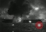 Standbild japanische Kampfflugzeuge angreifen US-Kriegsschiffe im Zweiten Weltkrieg Pacific Theater, 1944, aus Sekunde 26 historischem Filmmaterial Videoclip 65675027687