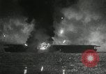 Standbild japanische Kampfflugzeuge angreifen US-Kriegsschiffe im Zweiten Weltkrieg Pacific Theater, 1944, aus Sekunde 27 historischem Filmmaterial Videoclip 65675027687