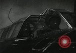 Standbild japanische Kampfflugzeuge angreifen US-Kriegsschiffe im Zweiten Weltkrieg Pacific Theater, 1944, aus Sekunde 28 historischem Filmmaterial Videoclip 65675027687