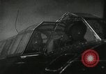 Standbild japanische Kampfflugzeuge angreifen US-Kriegsschiffe im Zweiten Weltkrieg Pacific Theater, 1944, aus Sekunde 29 historischem Filmmaterial Videoclip 65675027687