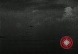 Standbild japanische Kampfflugzeuge angreifen US-Kriegsschiffe im Zweiten Weltkrieg Pacific Theater, 1944, aus Sekunde 34 historischem Filmmaterial Videoclip 65675027687