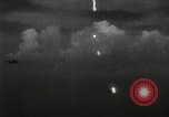 Standbild japanische Kampfflugzeuge angreifen US-Kriegsschiffe im Zweiten Weltkrieg Pacific Theater, 1944, aus Sekunde 35 historischem Filmmaterial Videoclip 65675027687