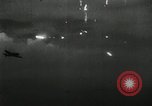 Standbild japanische Kampfflugzeuge angreifen US-Kriegsschiffe im Zweiten Weltkrieg Pacific Theater, 1944, aus Sekunde 36 historischem Filmmaterial Videoclip 65675027687