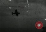 Standbild japanische Kampfflugzeuge angreifen US-Kriegsschiffe im Zweiten Weltkrieg Pacific Theater, 1944, aus Sekunde 37 historischem Filmmaterial Videoclip 65675027687