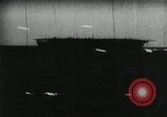 Standbild japanische Kampfflugzeuge angreifen US-Kriegsschiffe im Zweiten Weltkrieg Pacific Theater, 1944, aus Sekunde 38 historischem Filmmaterial Videoclip 65675027687