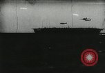 Standbild japanische Kampfflugzeuge angreifen US-Kriegsschiffe im Zweiten Weltkrieg Pacific Theater, 1944, aus Sekunde 39 historischem Filmmaterial Videoclip 65675027687