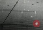 Standbild japanische Kampfflugzeuge angreifen US-Kriegsschiffe im Zweiten Weltkrieg Pacific Theater, 1944, aus Sekunde 41 historischem Filmmaterial Videoclip 65675027687