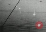 Standbild japanische Kampfflugzeuge angreifen US-Kriegsschiffe im Zweiten Weltkrieg Pacific Theater, 1944, aus Sekunde 42 historischem Filmmaterial Videoclip 65675027687