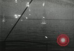 Standbild japanische Kampfflugzeuge angreifen US-Kriegsschiffe im Zweiten Weltkrieg Pacific Theater, 1944, aus Sekunde 44 historischem Filmmaterial Videoclip 65675027687