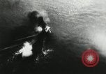 Standbild japanische Kampfflugzeuge angreifen US-Kriegsschiffe im Zweiten Weltkrieg Pacific Theater, 1944, aus Sekunde 45 historischem Filmmaterial Videoclip 65675027687