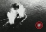 Standbild japanische Kampfflugzeuge angreifen US-Kriegsschiffe im Zweiten Weltkrieg Pacific Theater, 1944, aus Sekunde 46 historischem Filmmaterial Videoclip 65675027687