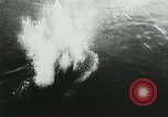 Standbild japanische Kampfflugzeuge angreifen US-Kriegsschiffe im Zweiten Weltkrieg Pacific Theater, 1944, aus Sekunde 47 historischem Filmmaterial Videoclip 65675027687