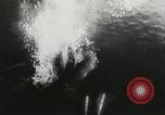 Standbild japanische Kampfflugzeuge angreifen US-Kriegsschiffe im Zweiten Weltkrieg Pacific Theater, 1944, aus Sekunde 48 historischem Filmmaterial Videoclip 65675027687