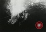 Standbild japanische Kampfflugzeuge angreifen US-Kriegsschiffe im Zweiten Weltkrieg Pacific Theater, 1944, aus Sekunde 49 historischem Filmmaterial Videoclip 65675027687