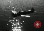 Standbild japanische Kampfflugzeuge angreifen US-Kriegsschiffe im Zweiten Weltkrieg Pacific Theater, 1944, aus Sekunde 50 historischem Filmmaterial Videoclip 65675027687
