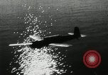 Standbild japanische Kampfflugzeuge angreifen US-Kriegsschiffe im Zweiten Weltkrieg Pacific Theater, 1944, aus Sekunde 52 historischem Filmmaterial Videoclip 65675027687