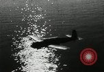 Standbild japanische Kampfflugzeuge angreifen US-Kriegsschiffe im Zweiten Weltkrieg Pacific Theater, 1944, aus Sekunde 53 historischem Filmmaterial Videoclip 65675027687