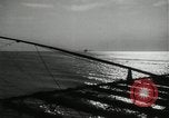 Standbild japanische Kampfflugzeuge angreifen US-Kriegsschiffe im Zweiten Weltkrieg Pacific Theater, 1944, aus Sekunde 54 historischem Filmmaterial Videoclip 65675027687
