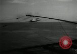 Standbild japanische Kampfflugzeuge angreifen US-Kriegsschiffe im Zweiten Weltkrieg Pacific Theater, 1944, aus Sekunde 57 historischem Filmmaterial Videoclip 65675027687