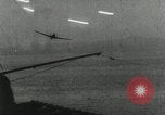 Standbild japanische Kampfflugzeuge angreifen US-Kriegsschiffe im Zweiten Weltkrieg Pacific Theater, 1944, aus Sekunde 58 historischem Filmmaterial Videoclip 65675027687
