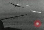 Standbild japanische Kampfflugzeuge angreifen US-Kriegsschiffe im Zweiten Weltkrieg Pacific Theater, 1944, aus Sekunde 59 historischem Filmmaterial Videoclip 65675027687