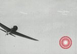 Standbild japanische Kampfflugzeuge angreifen US-Kriegsschiffe im Zweiten Weltkrieg Pacific Theater, 1944, aus Sekunde 60 historischem Filmmaterial Videoclip 65675027687