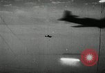 Standbild japanische Kampfflugzeuge angreifen US-Kriegsschiffe im Zweiten Weltkrieg Pacific Theater, 1944, aus Sekunde 61 historischem Filmmaterial Videoclip 65675027687