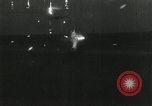 Standbild japanische Kampfflugzeuge angreifen US-Kriegsschiffe im Zweiten Weltkrieg Pacific Theater, 1944, aus Sekunde 62 historischem Filmmaterial Videoclip 65675027687
