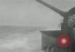 Standbild Japanische Kriegsschiffe Feuer schwere Geschütze in Live Fire Naval Übung Japan, 1941, aus Sekunde 1 historischem Filmmaterial Videoclip 65675027699