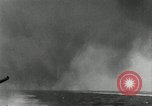 Standbild Japanische Kriegsschiffe Feuer schwere Geschütze in Live Fire Naval Übung Japan, 1941, aus Sekunde 6 historischem Filmmaterial Videoclip 65675027699