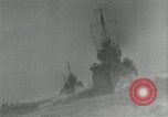 Standbild Japanische Kriegsschiffe Feuer schwere Geschütze in Live Fire Naval Übung Japan, 1941, aus Sekunde 8 historischem Filmmaterial Videoclip 65675027699