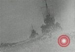 Standbild Japanische Kriegsschiffe Feuer schwere Geschütze in Live Fire Naval Übung Japan, 1941, aus Sekunde 9 historischem Filmmaterial Videoclip 65675027699