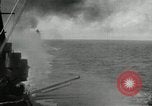 Standbild Japanische Kriegsschiffe Feuer schwere Geschütze in Live Fire Naval Übung Japan, 1941, aus Sekunde 11 historischem Filmmaterial Videoclip 65675027699