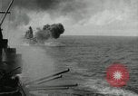 Standbild Japanische Kriegsschiffe Feuer schwere Geschütze in Live Fire Naval Übung Japan, 1941, aus Sekunde 12 historischem Filmmaterial Videoclip 65675027699
