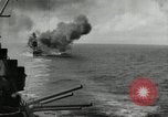 Standbild Japanische Kriegsschiffe Feuer schwere Geschütze in Live Fire Naval Übung Japan, 1941, aus Sekunde 13 historischem Filmmaterial Videoclip 65675027699