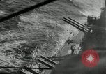 Standbild Japanische Kriegsschiffe Feuer schwere Geschütze in Live Fire Naval Übung Japan, 1941, aus Sekunde 14 historischem Filmmaterial Videoclip 65675027699
