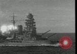 Standbild Japanische Kriegsschiffe Feuer schwere Geschütze in Live Fire Naval Übung Japan, 1941, aus Sekunde 16 historischem Filmmaterial Videoclip 65675027699