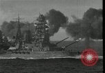 Standbild Japanische Kriegsschiffe Feuer schwere Geschütze in Live Fire Naval Übung Japan, 1941, aus Sekunde 17 historischem Filmmaterial Videoclip 65675027699