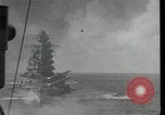 Standbild Japanische Kriegsschiffe Feuer schwere Geschütze in Live Fire Naval Übung Japan, 1941, aus Sekunde 18 historischem Filmmaterial Videoclip 65675027699