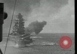 Standbild Japanische Kriegsschiffe Feuer schwere Geschütze in Live Fire Naval Übung Japan, 1941, aus Sekunde 19 historischem Filmmaterial Videoclip 65675027699