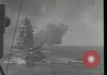 Standbild Japanische Kriegsschiffe Feuer schwere Geschütze in Live Fire Naval Übung Japan, 1941, aus Sekunde 20 historischem Filmmaterial Videoclip 65675027699