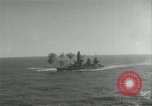 Standbild Japanische Kriegsschiffe Feuer schwere Geschütze in Live Fire Naval Übung Japan, 1941, aus Sekunde 21 historischem Filmmaterial Videoclip 65675027699